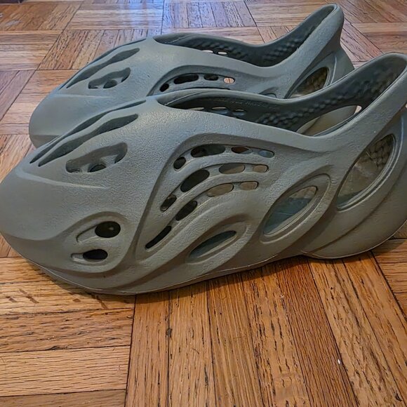 Adidas Yeezy - Picture 1 of 2